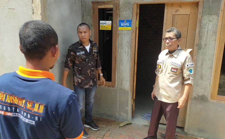 Hasbi Anshory Salurkan Program Bedah Rumah di Batanghari